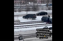 Улан-удэнцы буксиром вытащили машину, застрявшую на трамвайных путях
