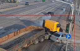 В Улан-Удэ столкнулись грузовик и легковушка