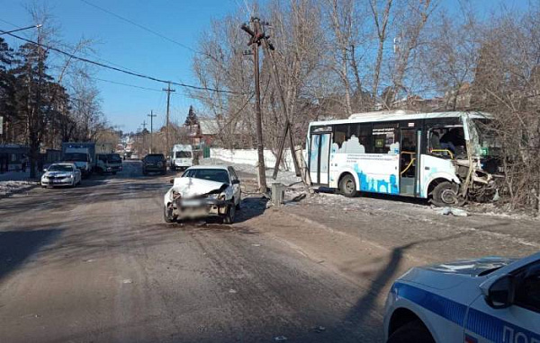 В Улан-Удэ два человека пострадали в ДТП с автобусом 