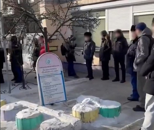 В Улан-Удэ прояснили ситуацию с очередью на улице возле поликлиники 
