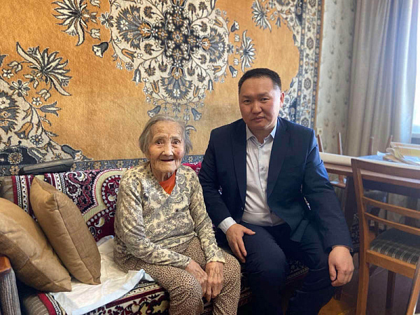 В Улан-Удэ ветерана поздравили со столетием и Сагаалганом