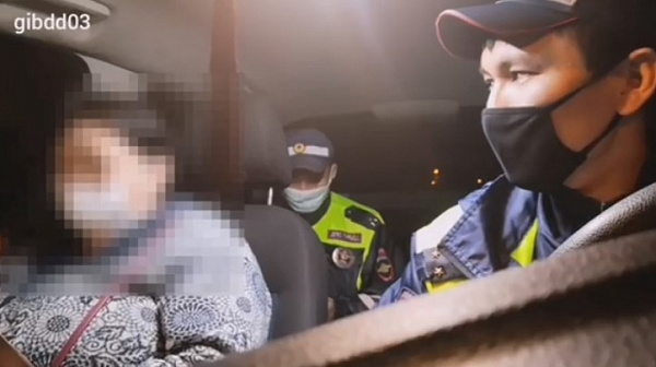 В Бурятии пьяная женщина-водитель отказалась снять маску для освидетельствования 