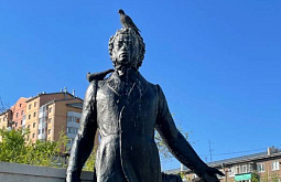 В Улан-Удэ птицы вновь загадили памятник Пушкину